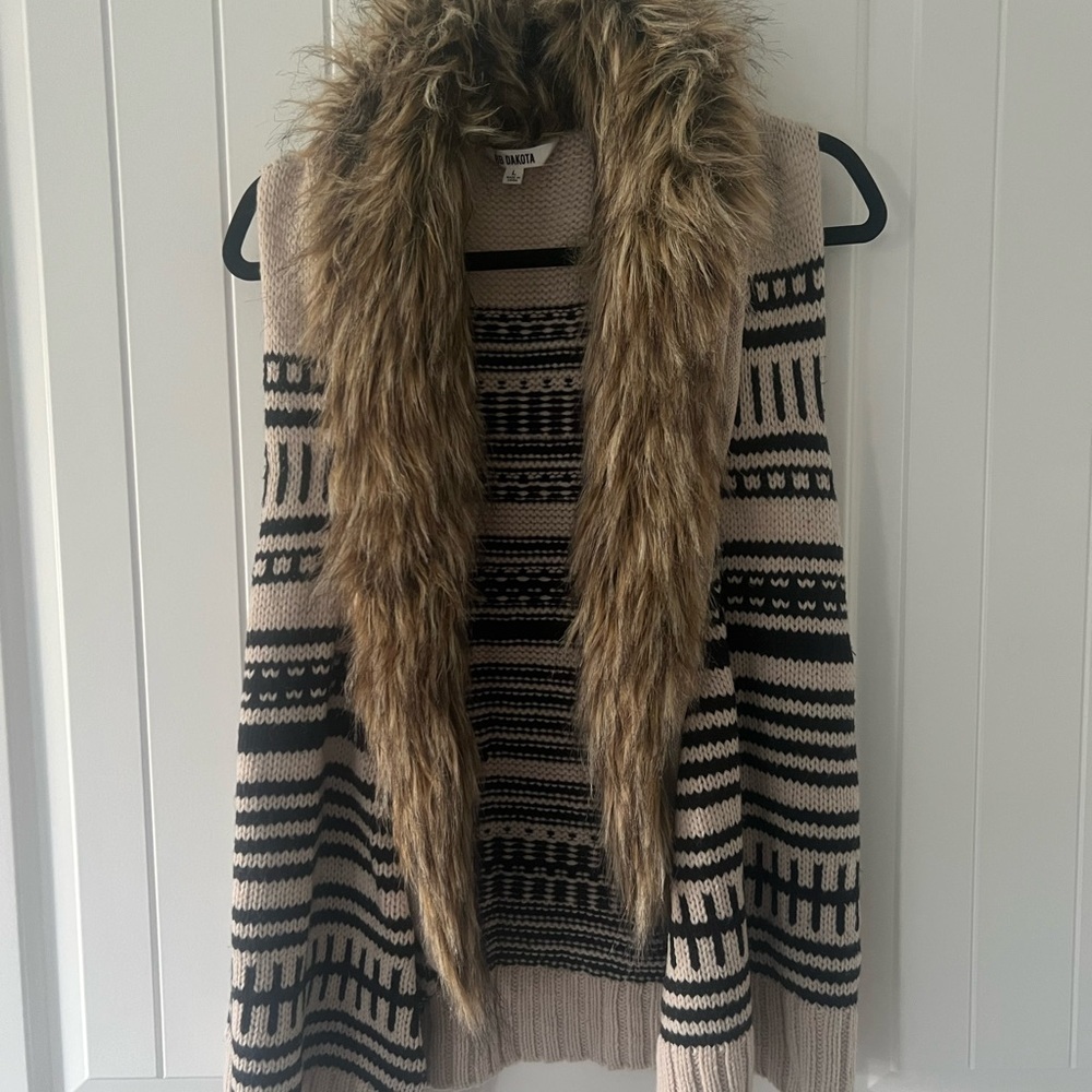 BB Dakota Jase Open Front Faux Fur Trim Sweater Vest - Picture 2 of 4